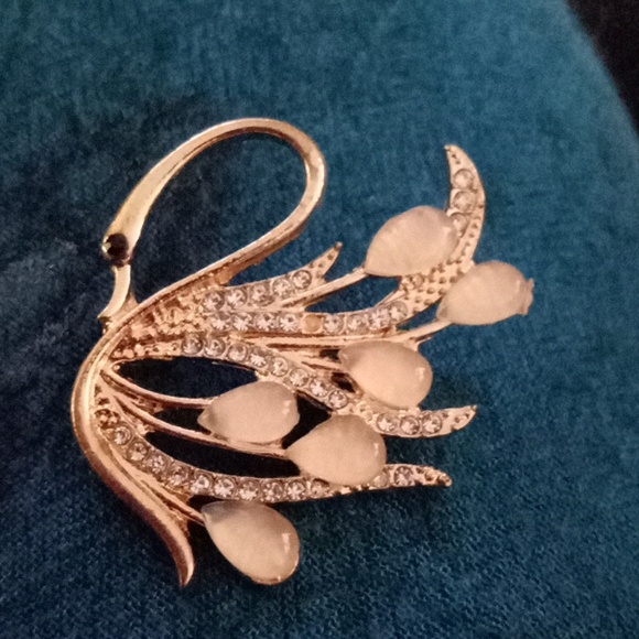 Elegant Gold Tone And White Accent Swan Brooch - Picture 3 of 5